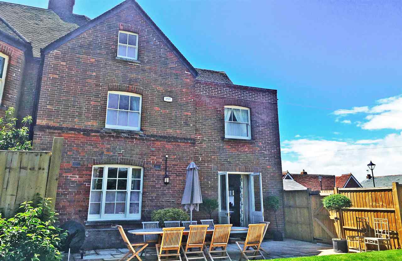 resized-2349823-Quay Corner patio and garden.jpg